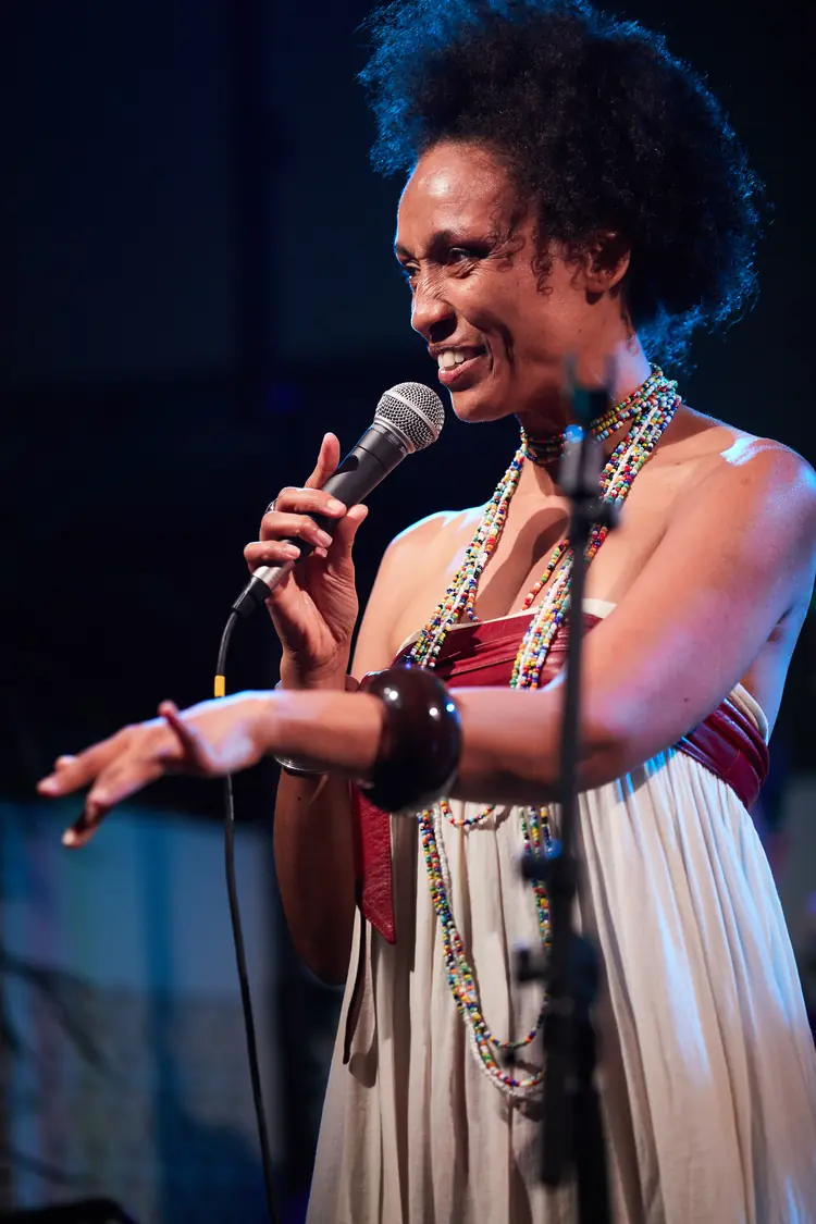 Singer gesturing toward the audience during a jazz performance — Jazz photography by Michaël Gramm
